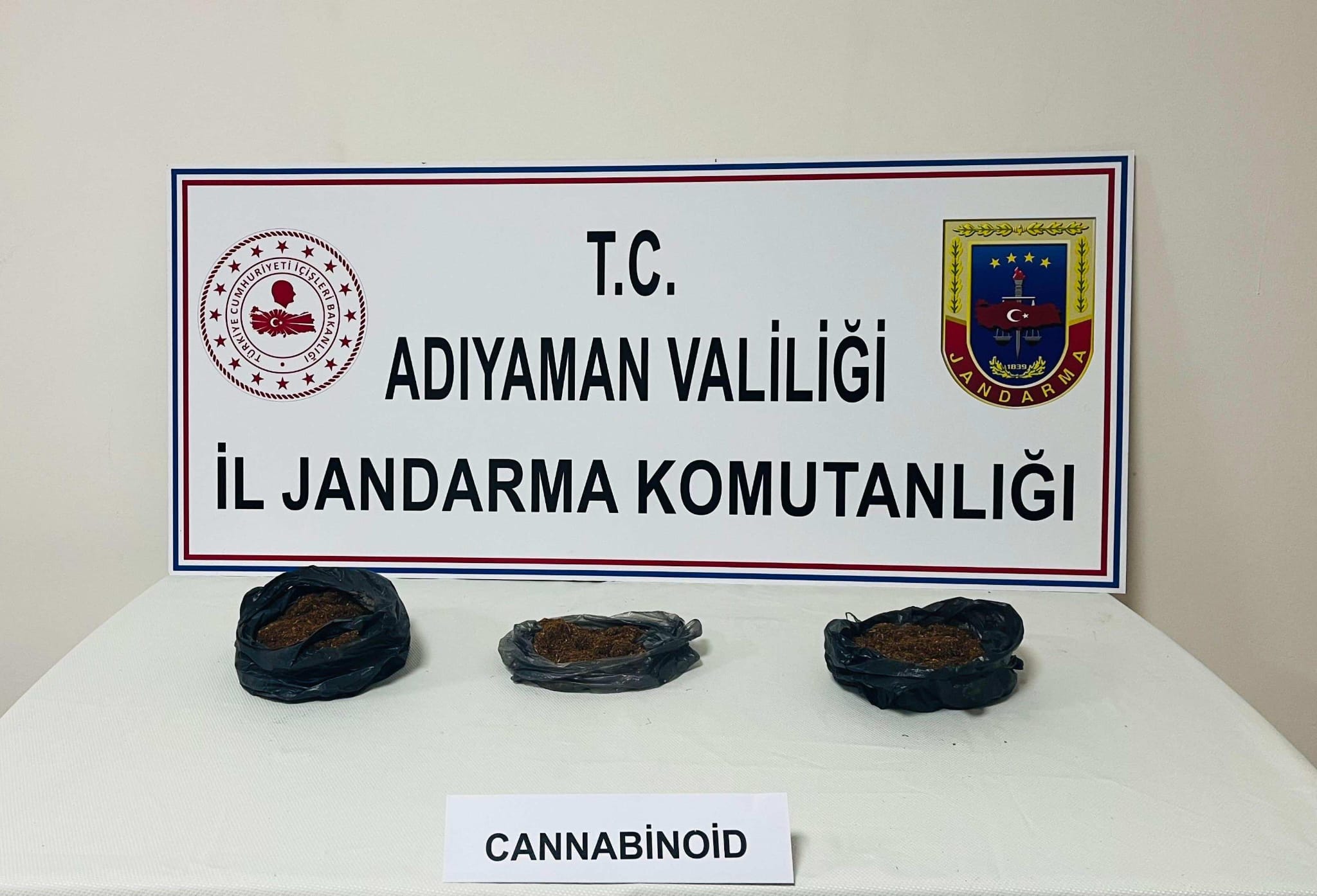 Araçta uyuşturucu çıktı, 3 gözaltı