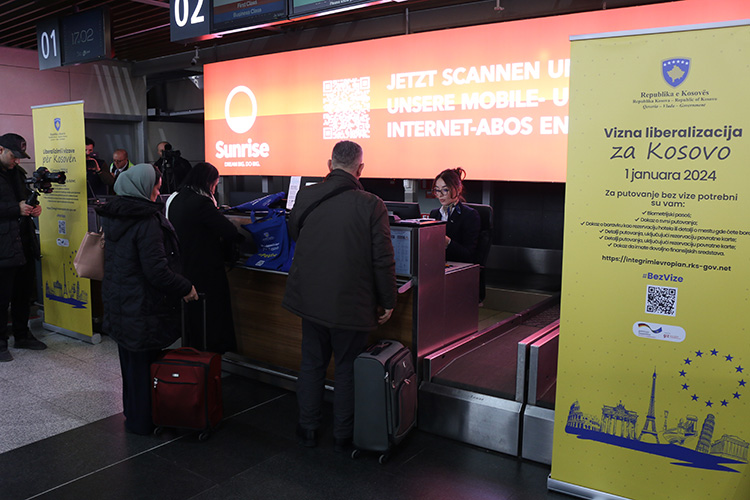 Kosovalılar Şengen Bölgesi'ne vizesiz seyahat etmeye başladı