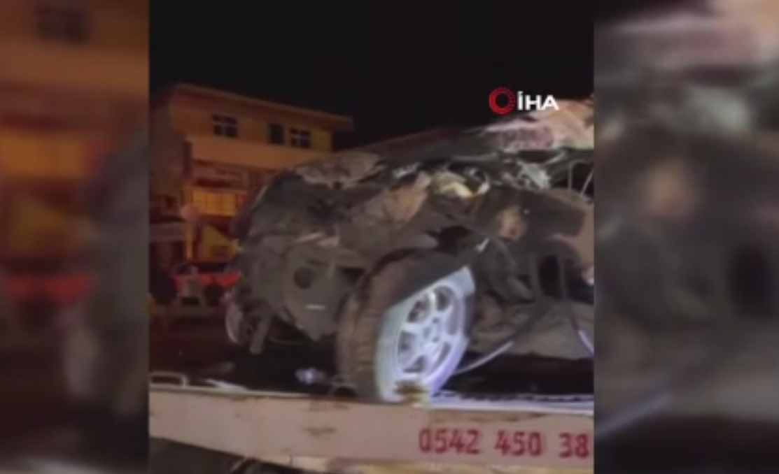 Sakarya’da otomobil kamyonla çarpıştı:2 ölü