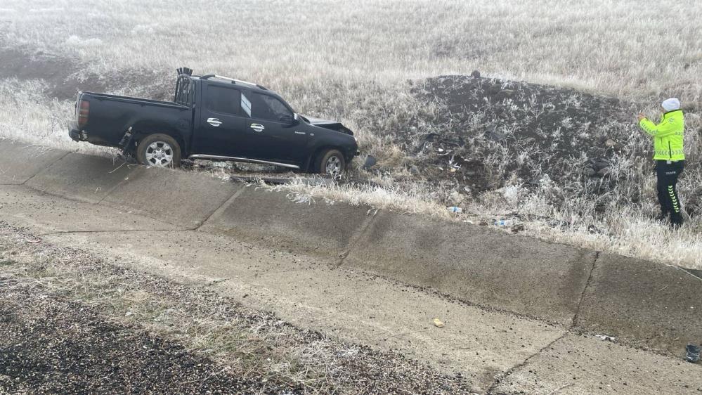 Kamyonet şarampole kaydı yaralılar var