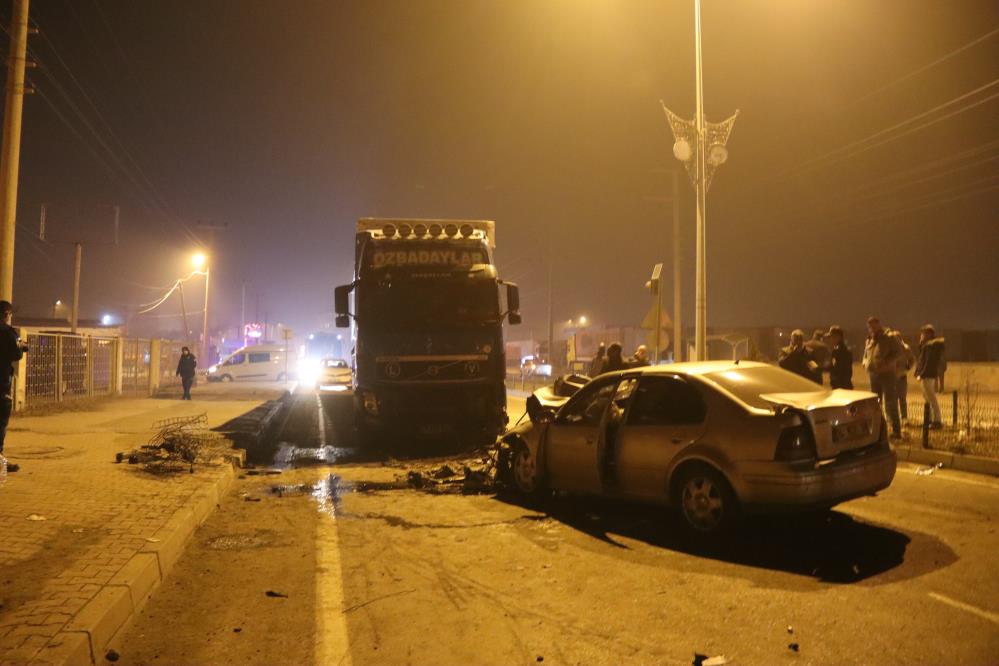 Iğdır'da otomobil ile tır kafa kafaya çarpıştı