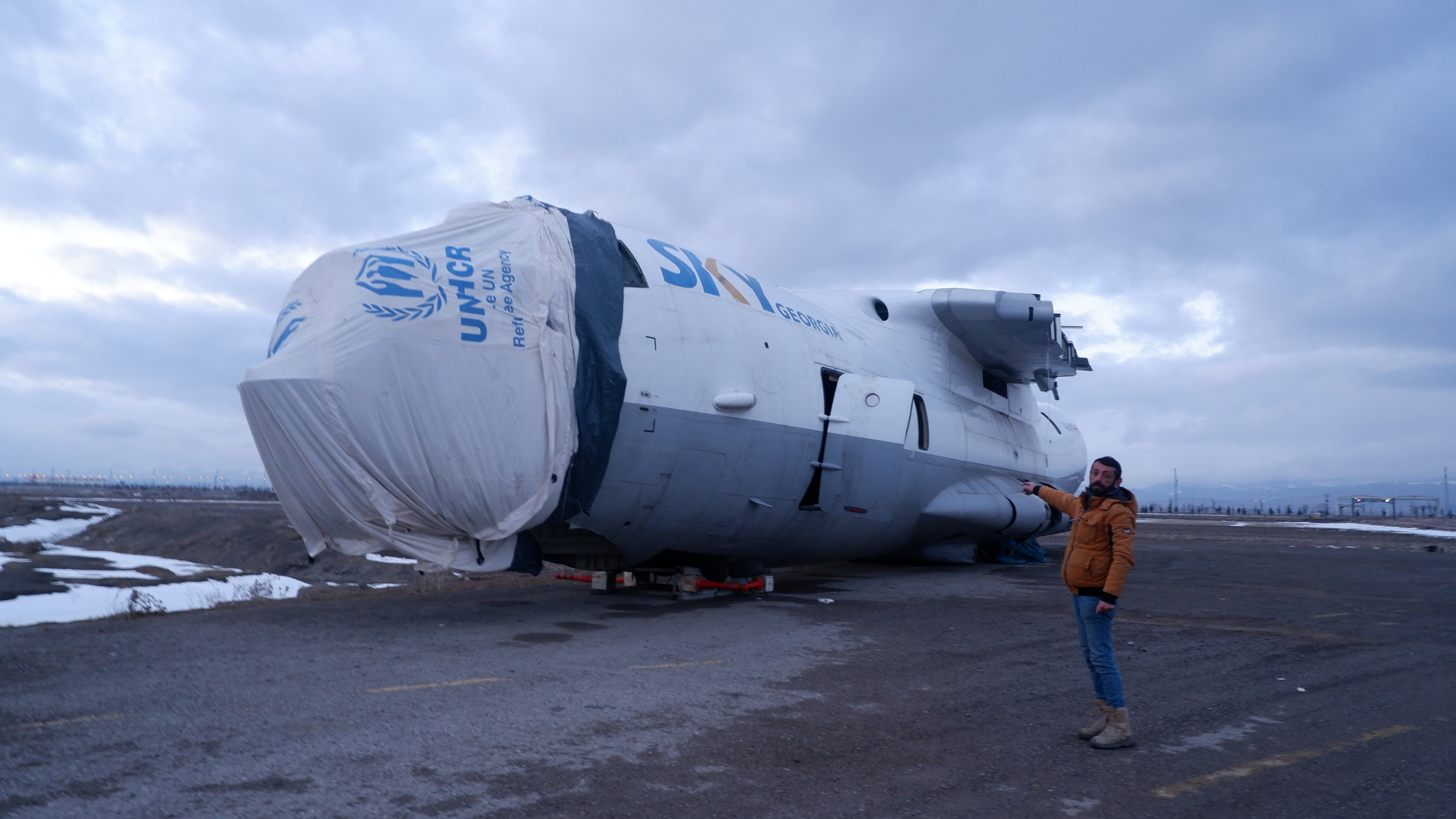 Yıllardır bekleyen arızalı O uçak parçalanarak taşındı