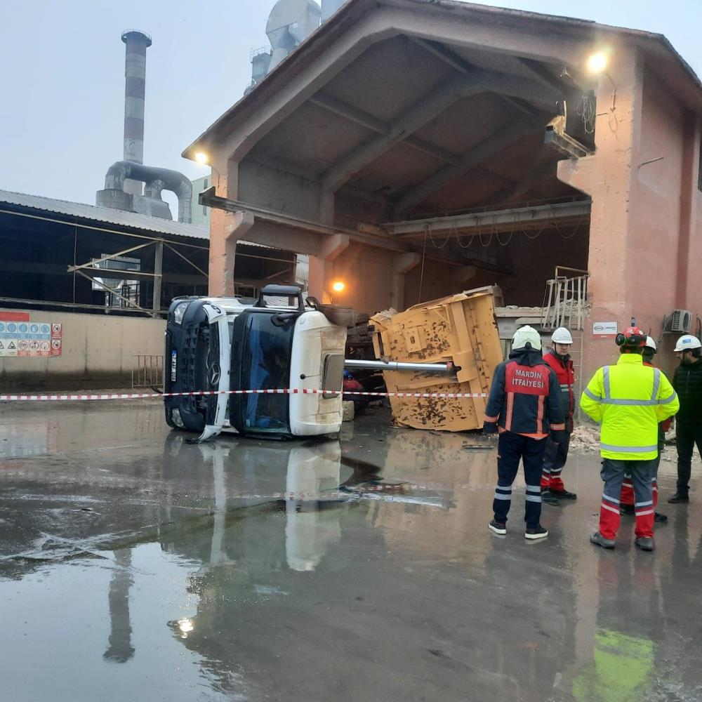 Hafriyat kamyonu devrildi yaralılar var