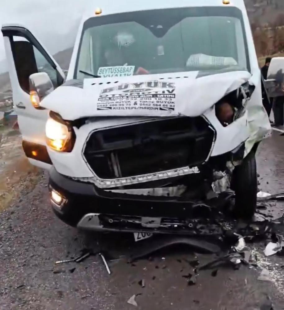 iki yolcu minibüsü çarpıştı: 12 yaralı