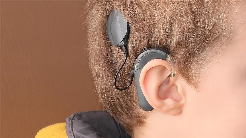 İşitme kaybı olan kişilerde cihaz kullanmak ömrü uzatabilir