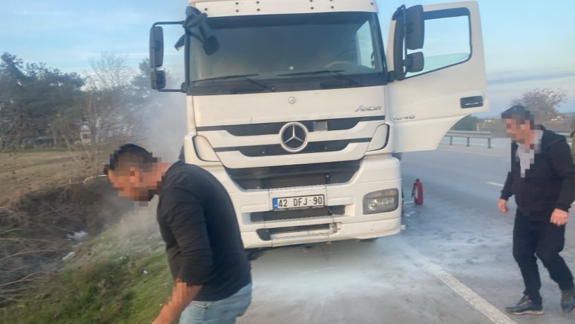 Seyir halindeki kamyon alev aldı
