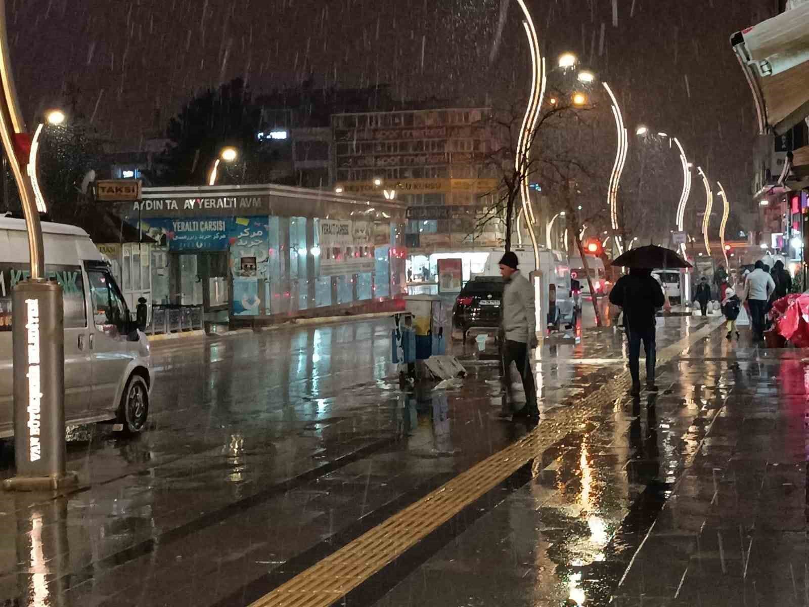 Van’da karla karışık yağmur etkili oluyor