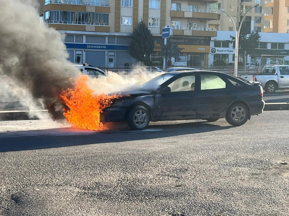 Diyarbakır'da otomobil yandı İşte o görüntü