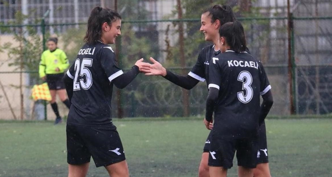 Tek yumurta ikizi kadın futbolcular karıştırılıyor