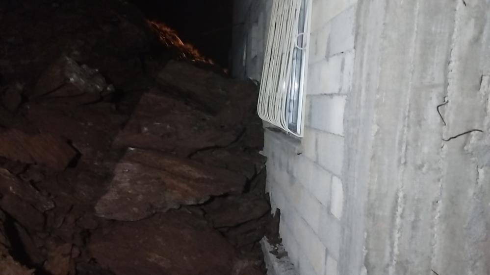 Hakkari’de heyelan: Dağdan kopan kaya parçaları evin üzerine düştü