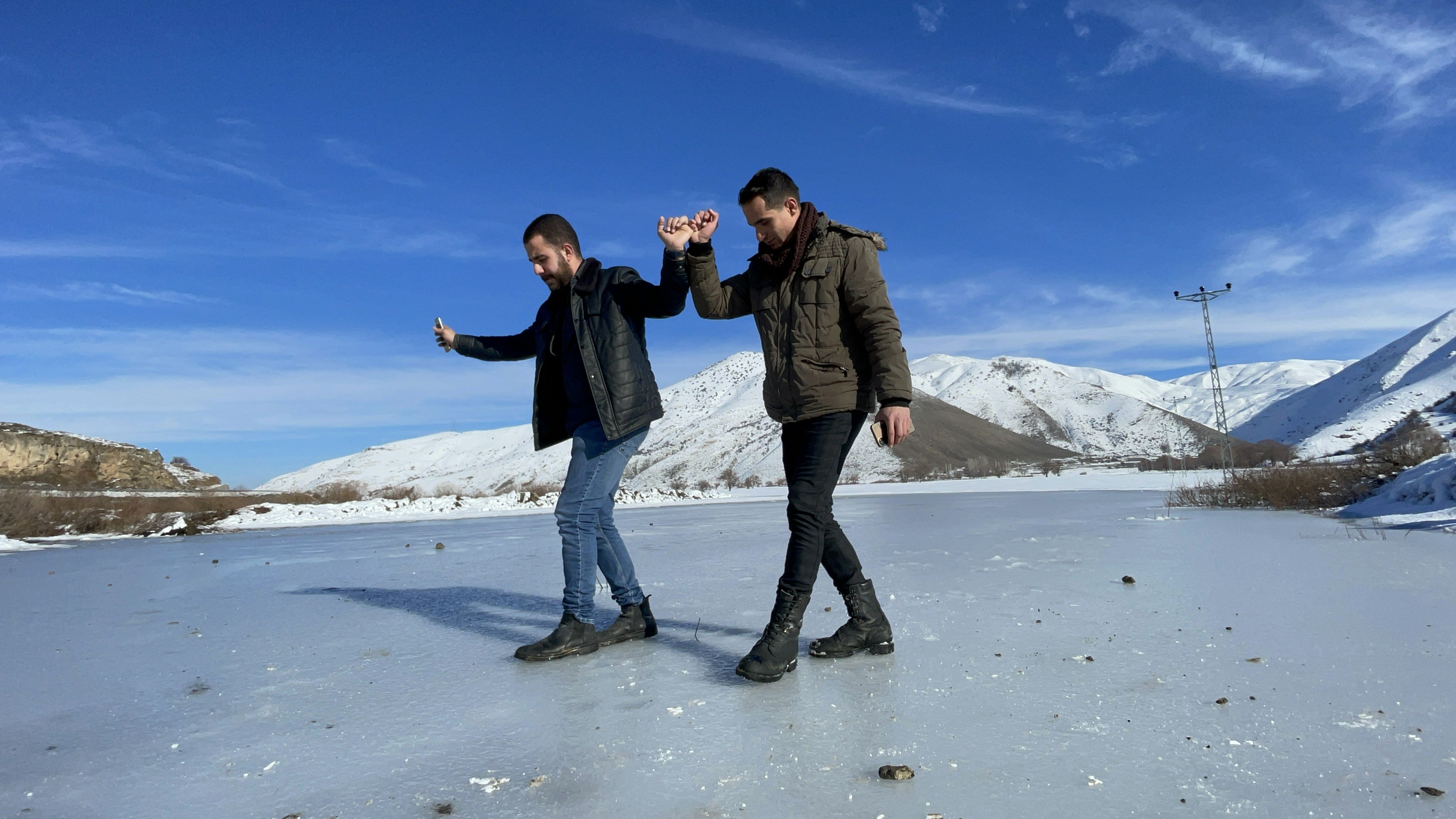 Bitlis’in göletleri dondu