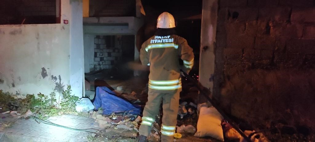 Hatay’da metruk binada yangın çıktı