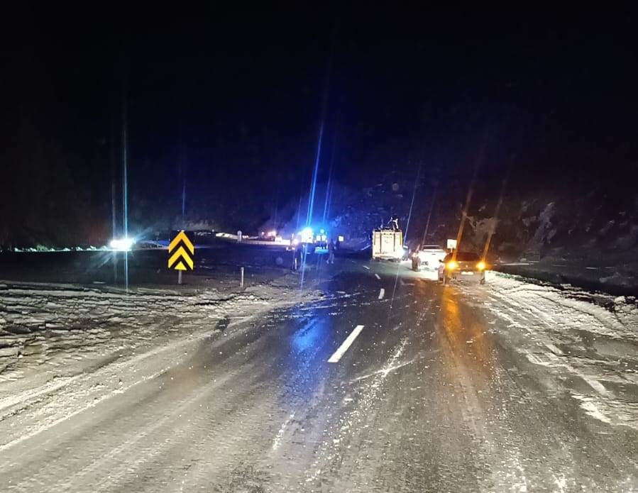 Video-Karayolunda üç araç şarampole düştü Yaralılar var !