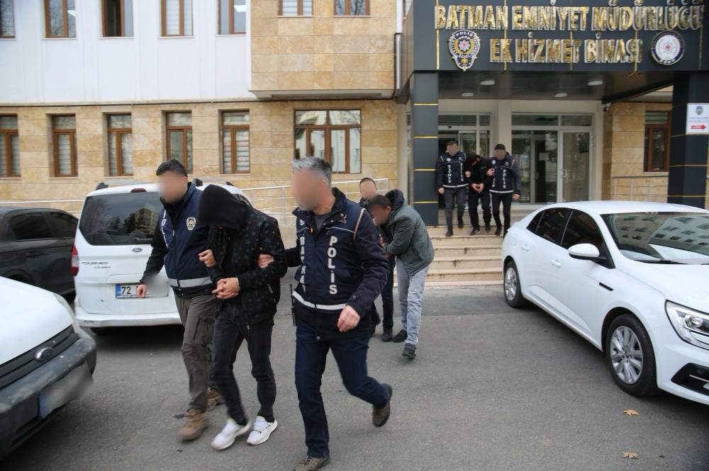 Farklı suçlardan kesinleşmiş cezası bulunan 5 kişi yakalandı
