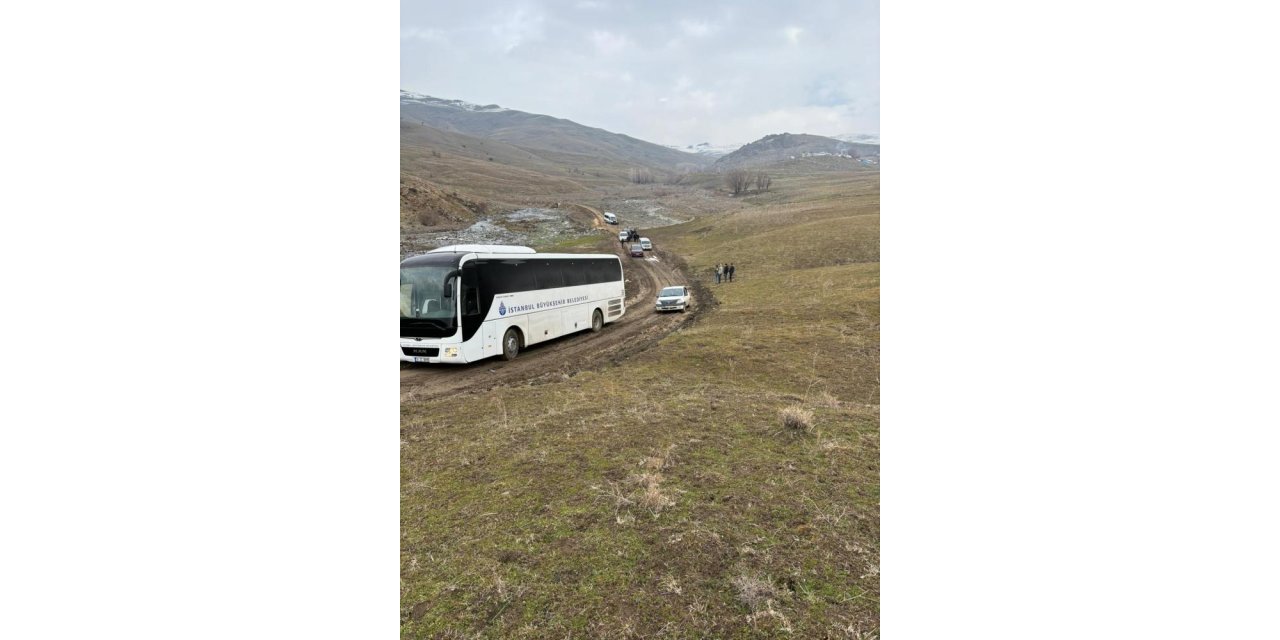 İstanbul’dan cenaze getiren otobüs, çamurlu yola saplandı