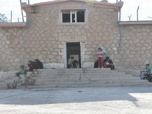 IŞİD'den kaçan kadınlar boşaltılan cezaevinde