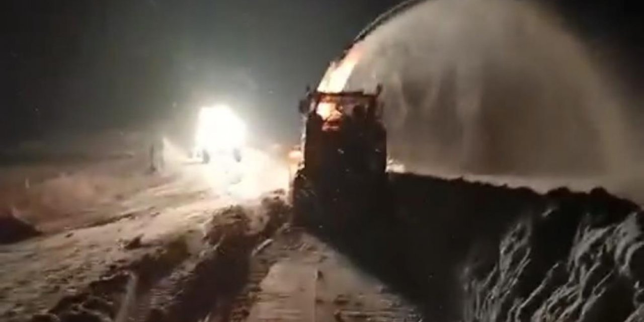 Karayolları ekipleri Mutki-Hasköy yolunda karla mücadele çalışması başlattı