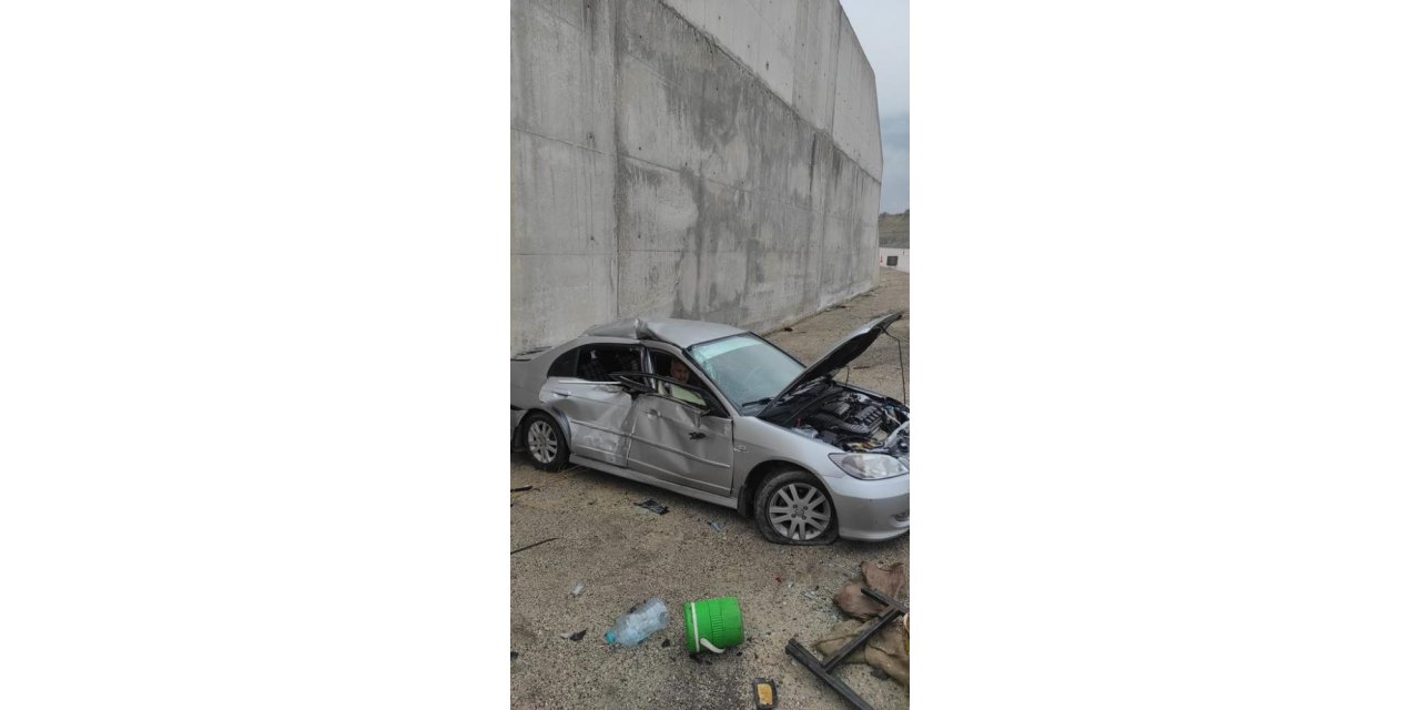 Kontrolden çıktı, yol bakım aracına çarptı