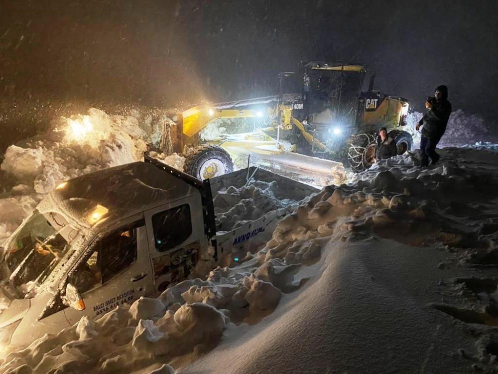Arıcılar karda mahsur kaldı