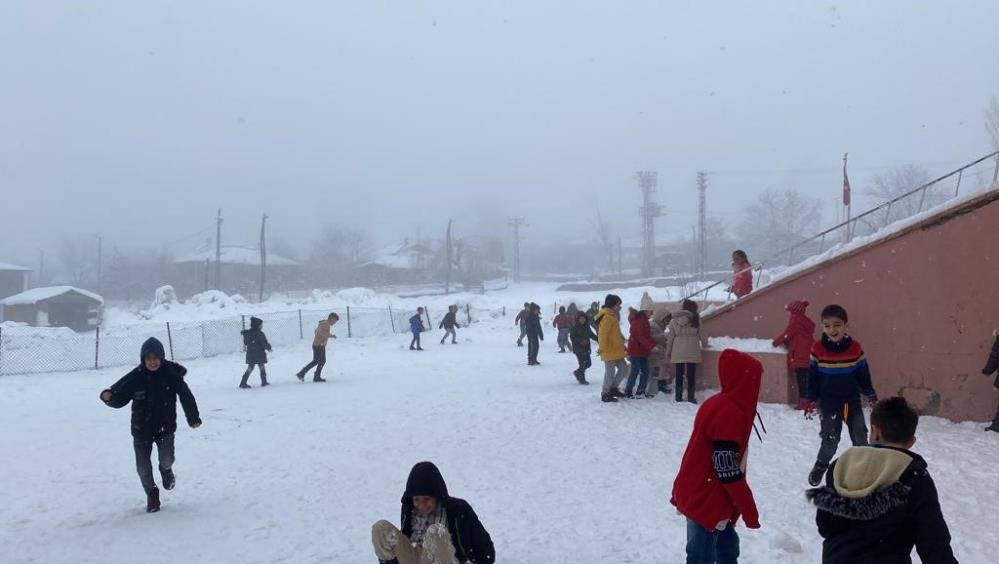 Kar büyüklere çile, çocuklara eğlence oldu