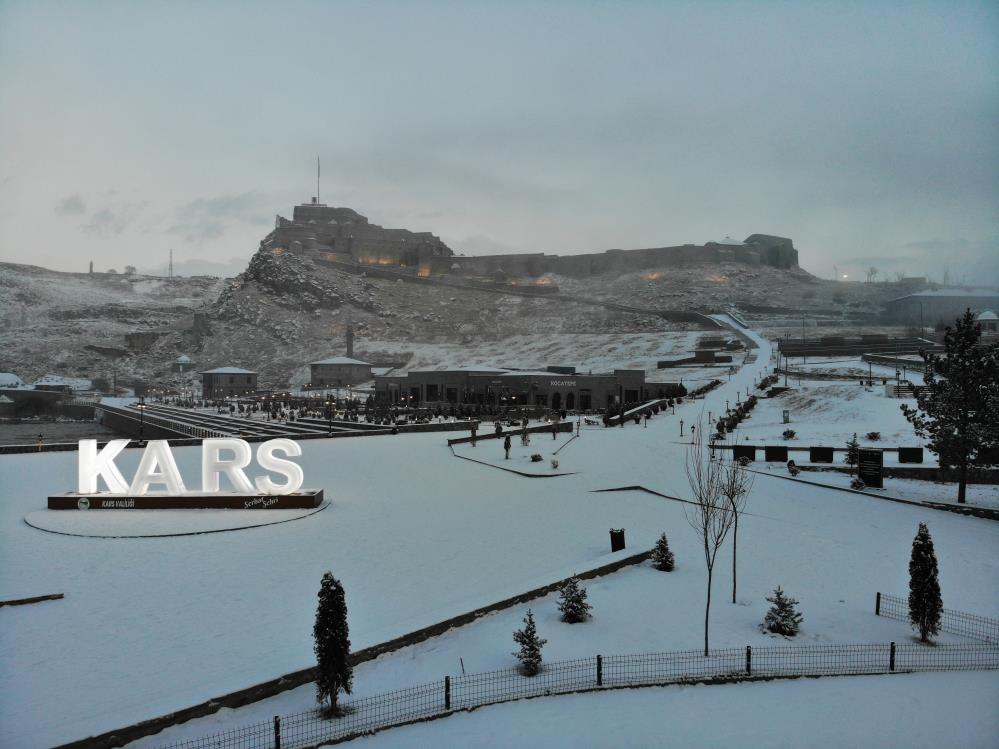 Kars beyaz gelinliğini giydi