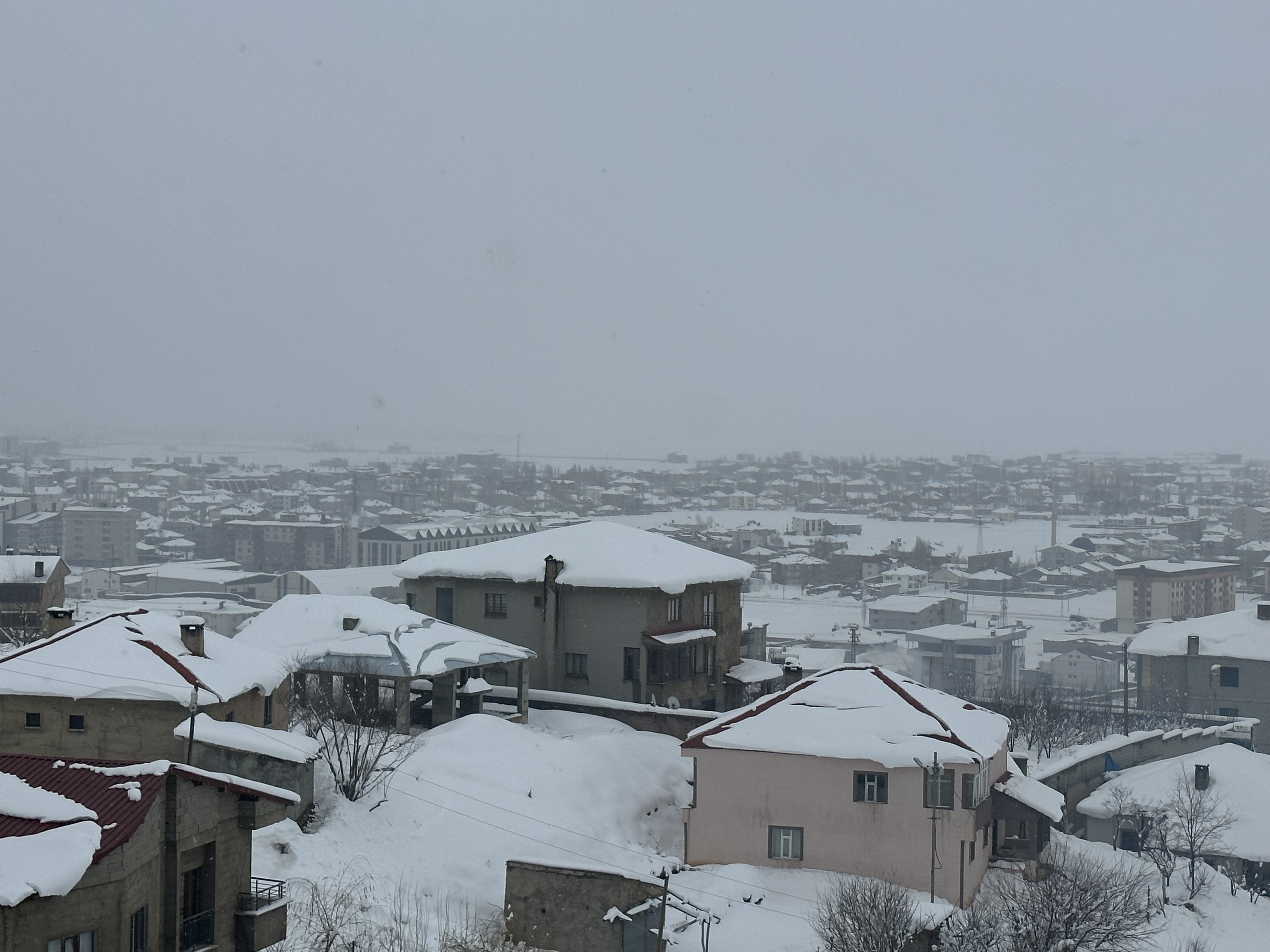 Yüksekova’da uçuşlara kar engeli