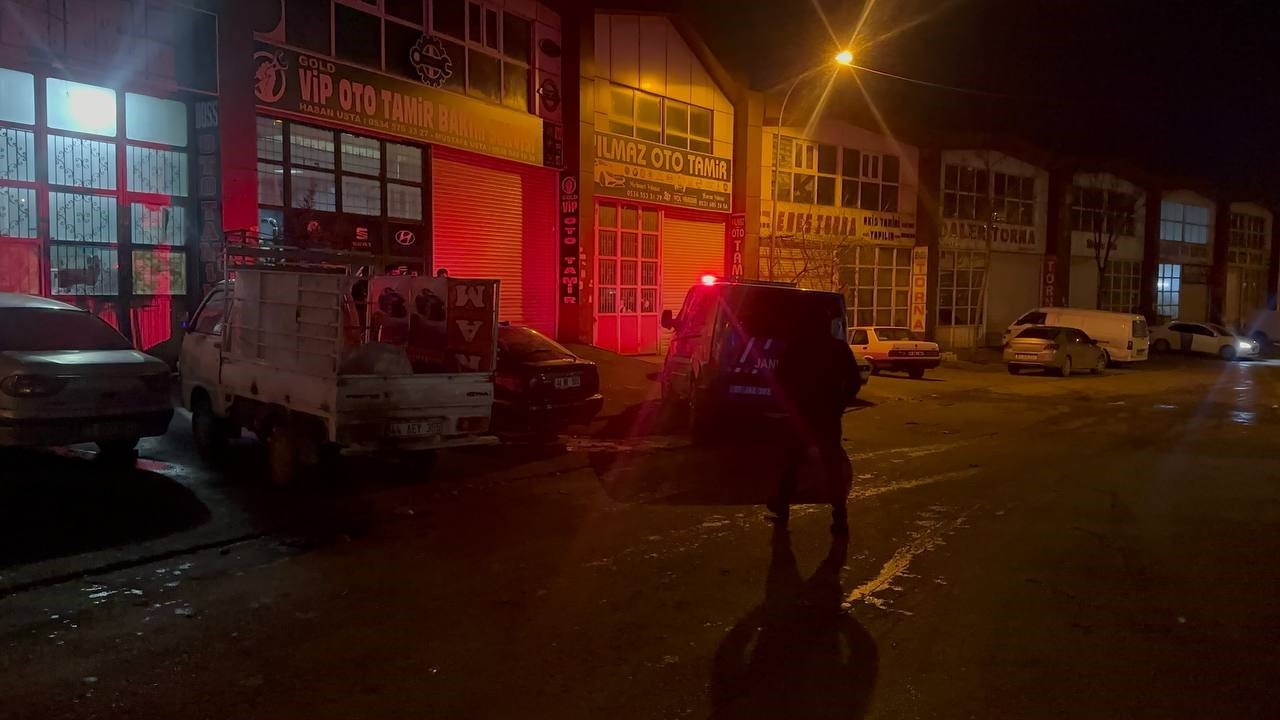 Esnaf ile müşteri arasında silahlı kavga çıktı