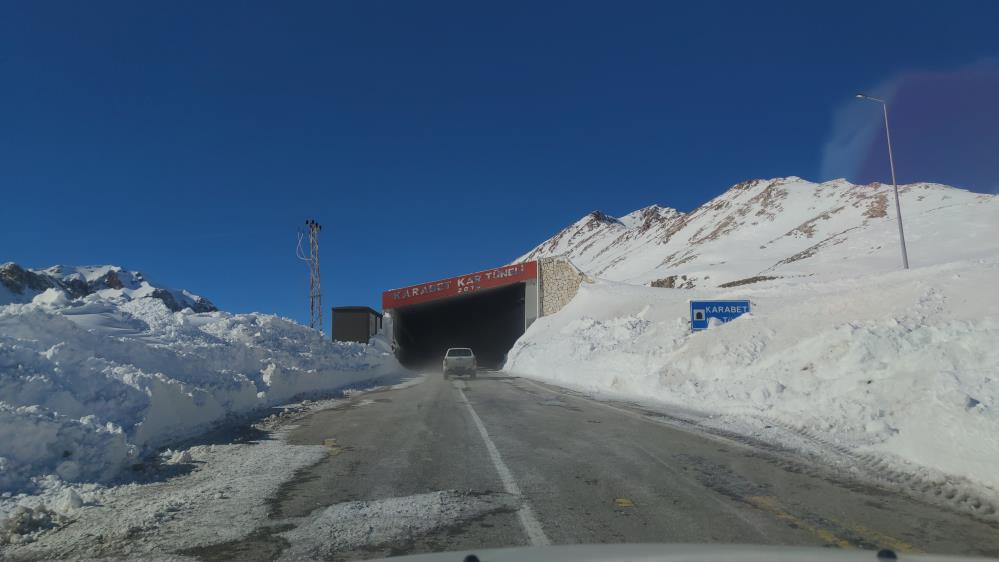 Van-Bahçesaray Karabet Geçidinde kar metreleri geçiyor
