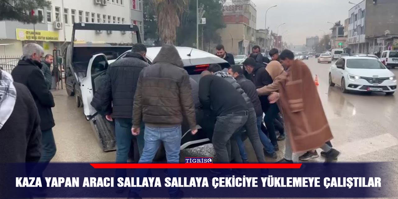 Kaza yapan aracı sallaya sallaya çekiciye yüklemeye çalıştılar