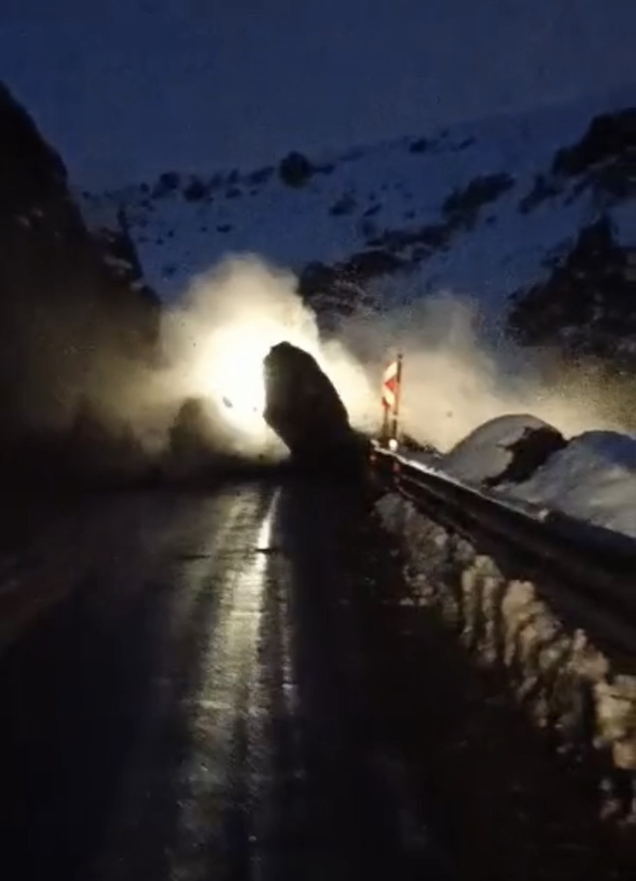 VİDEO - Koca kaya parçası yola düştü