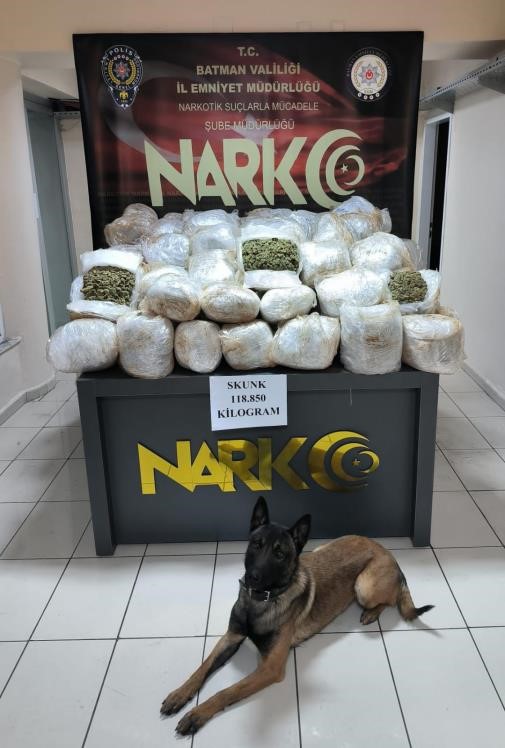 Buzdolabı ve stepneye zulalanmış 124 kilo uyuşturucu ele geçirildi