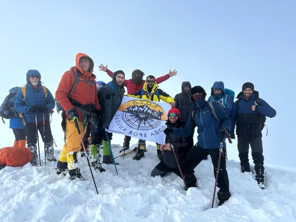 Dağcılardan dağa zorlu tırmanış