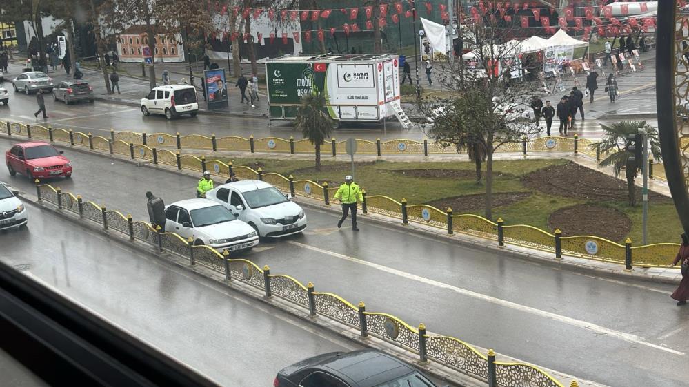 Trafikte arızalanan araca polis ekipleri yetişti