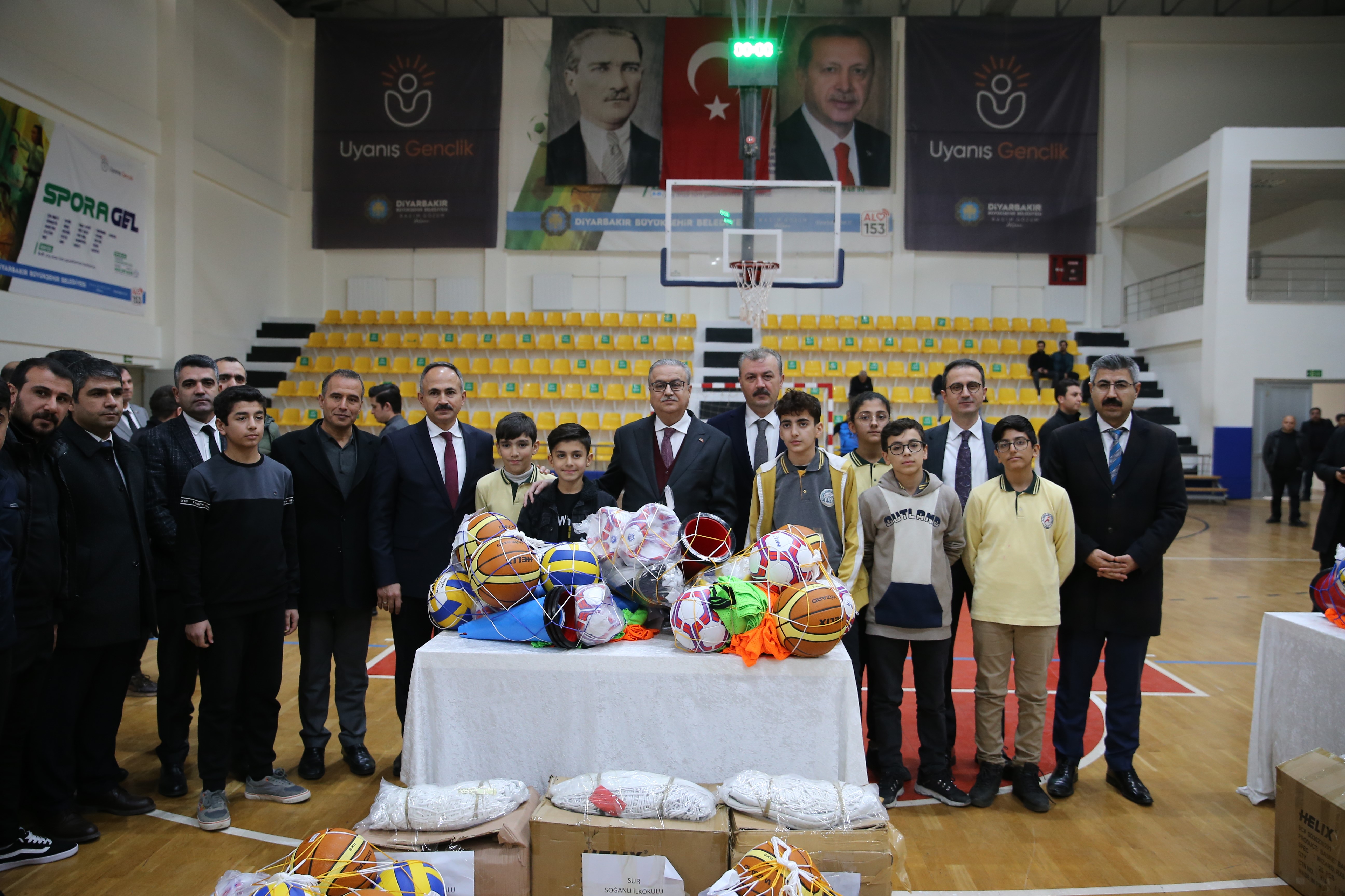 Diyarbakır’da okullara spor malzemesi desteği