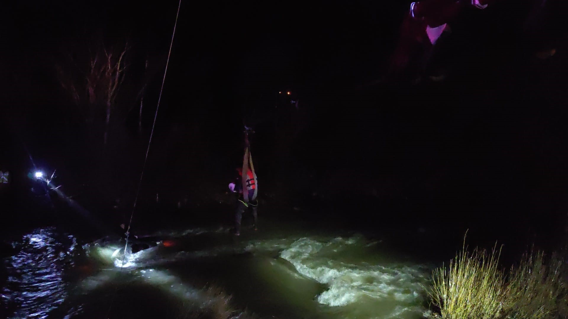 Otomobil dereye uçtu