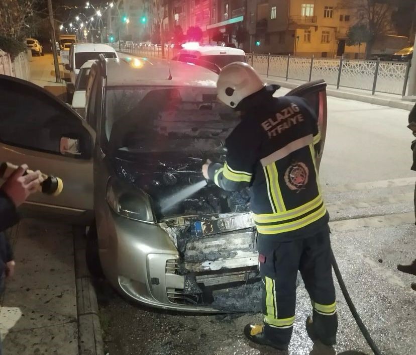 Park halindeki otomobil alev aldı