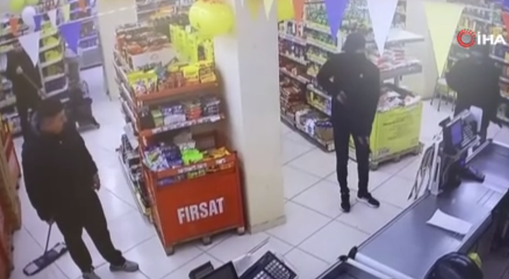 VİDEO - Gaspçıları paspasla kovaladı!