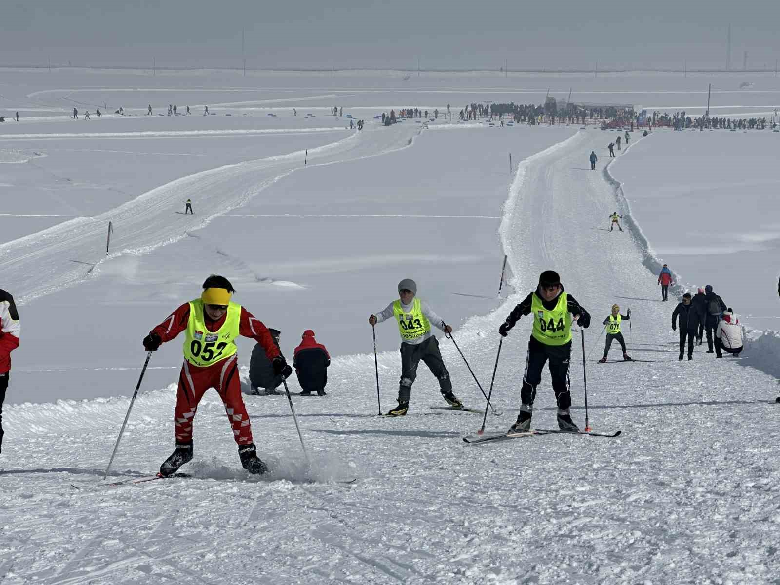 Yüksekova’da kayaklı koşu eleme yarışması sona erdi