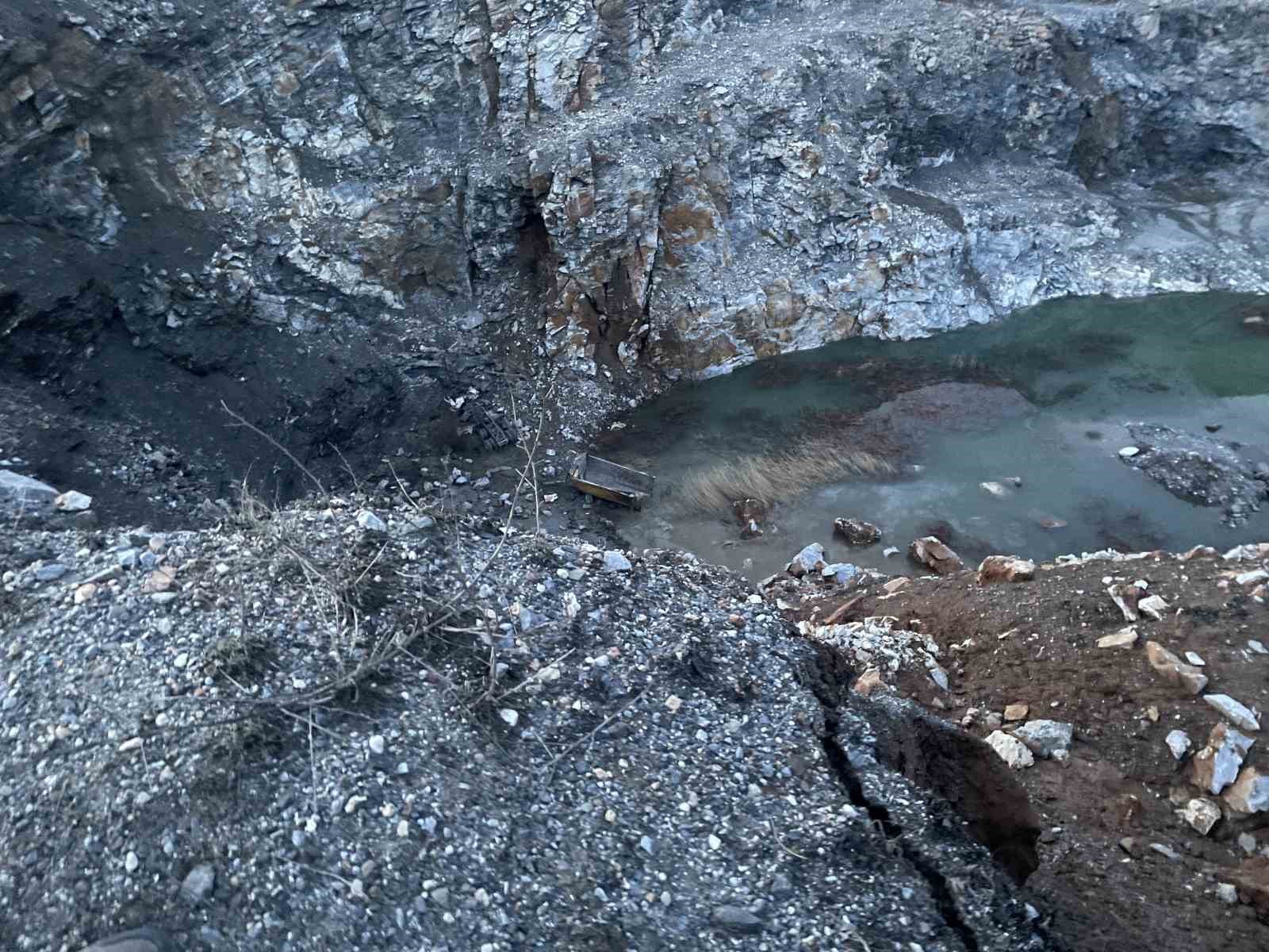 Kamyon uçuruma düştü