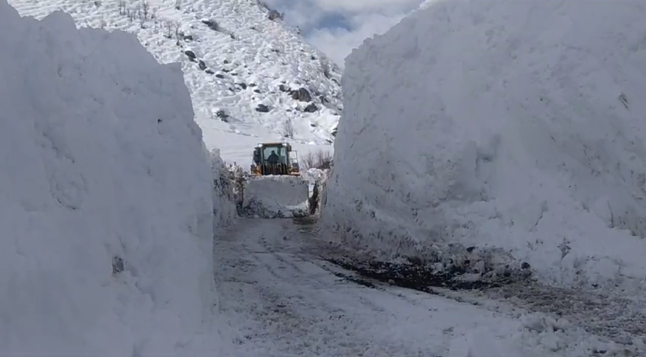 Yüksekova’da devasa kar tünelleri