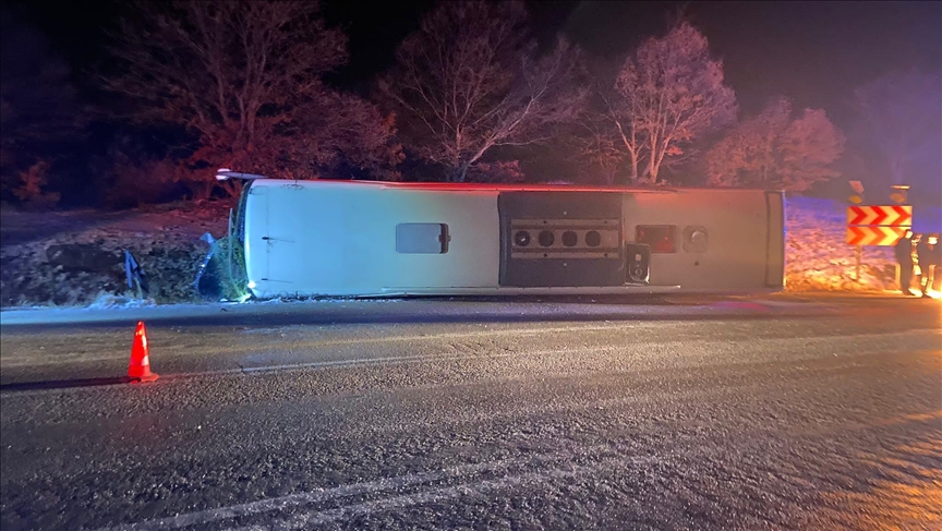 Yolcu otobüsü devrildi, çok sayıda yaralı var
