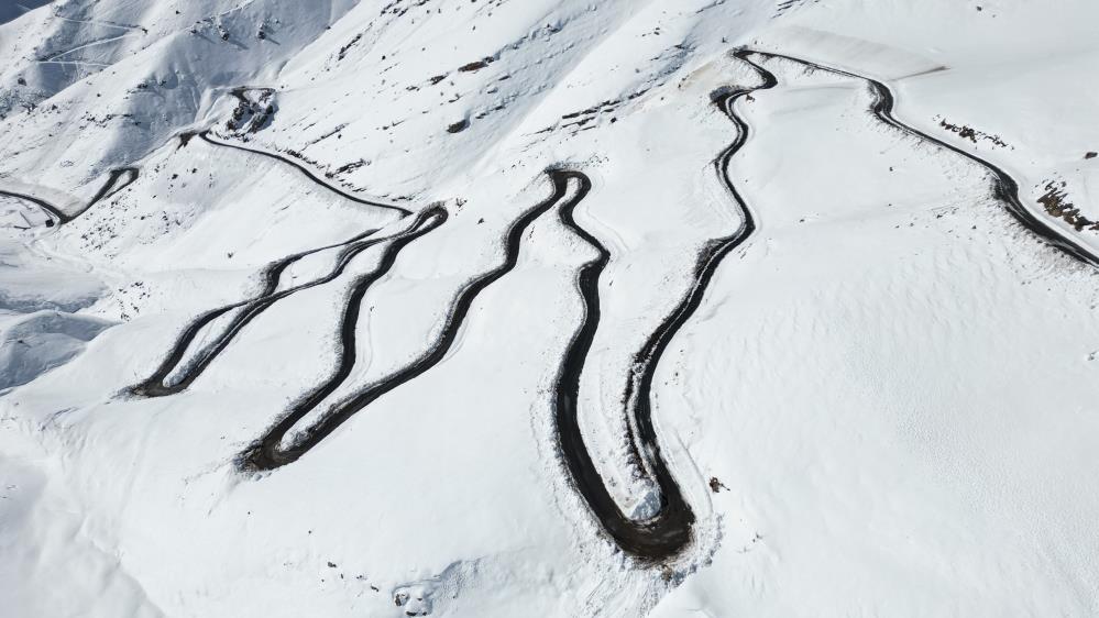 Uludere'de kartpostallık yol görüntüsü