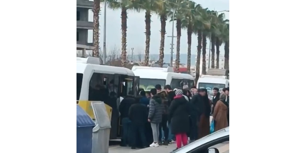 Minibüs ile otomobil çarpıştı