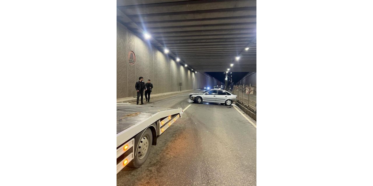 Otomobil alt geçitte refüje çarptı