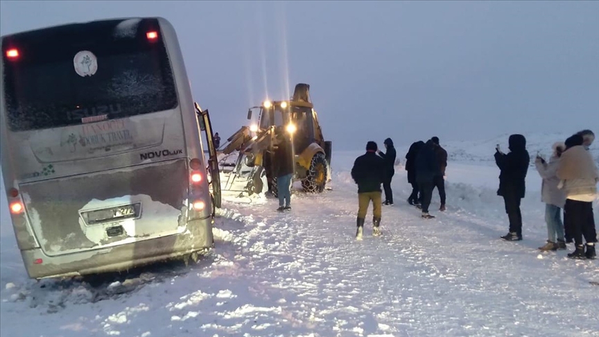 Karda mahsur kalan 30 kişi kurtarıldı