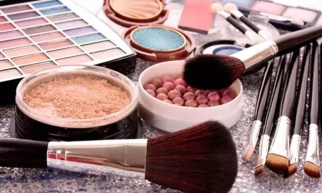 MAKYAJ MALZEMELERİNİN SON TÜKETİM TARİHİNE DİKKAT