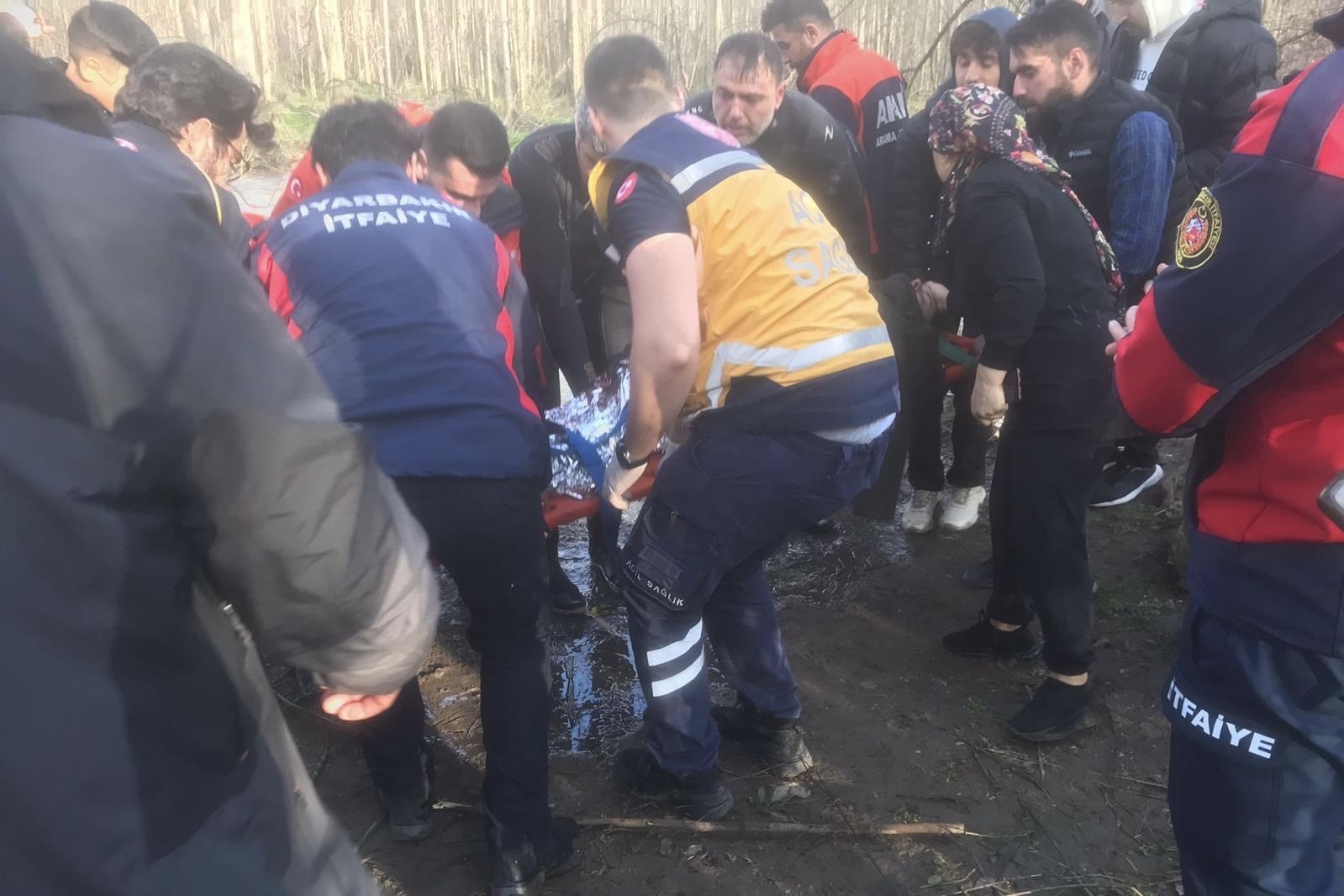 VİDEO - Diyarbakır’da bir genç köprüden atladı