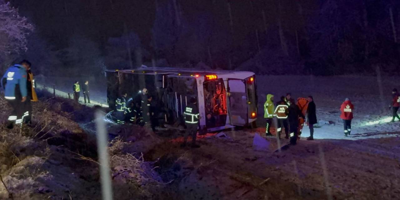 Otobüs devrildi; 6 ölü, 33 yaralı