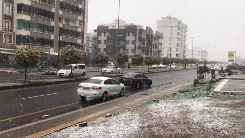 VİDEO - Diyarbakır’da kar yağışı hayatı felç etti
