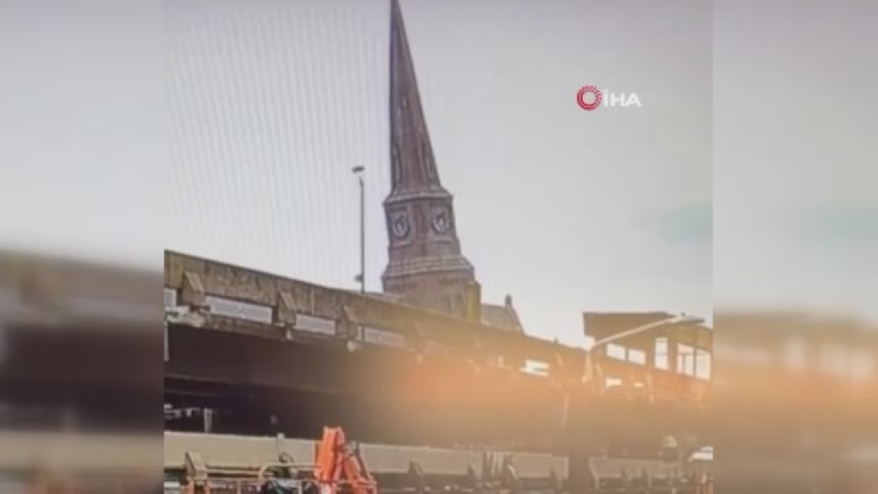 VİDEO - Kilise çatısı çöktü